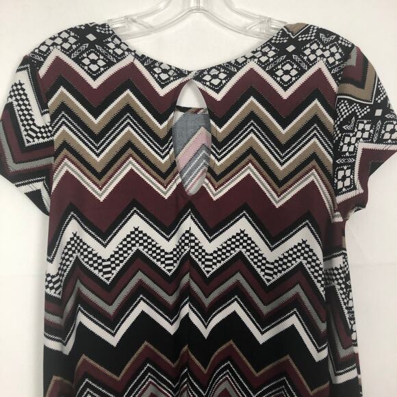 Derek Heart Chevron Print Short Sleeve Shift Dress - Picture 7 of 10